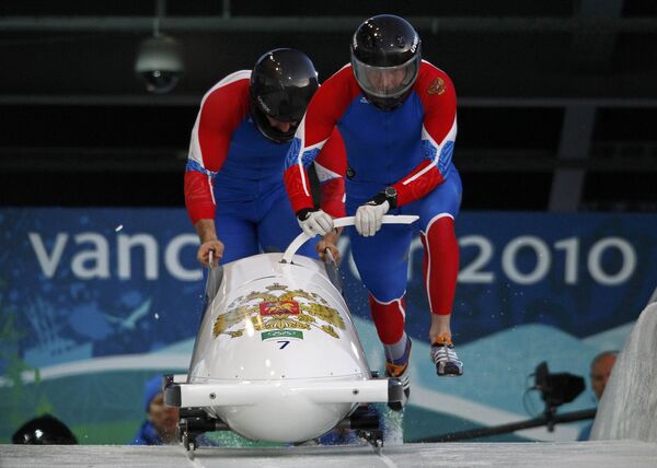 Российский экипаж Александр Зубков/Алексей Воевода поднялся на третье место после второго заезда в соревнованиях бобслейных двоек на зимних Олимпийских играх в Ванкувере.