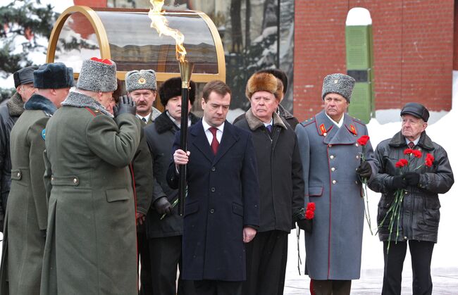 Президент РФ Д.Медведев принял участие в церемонии возвращения Вечного огня в Александровский сад