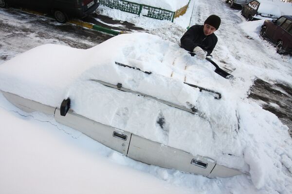 Засыпанный снегом автомобиль в Москве. Архив