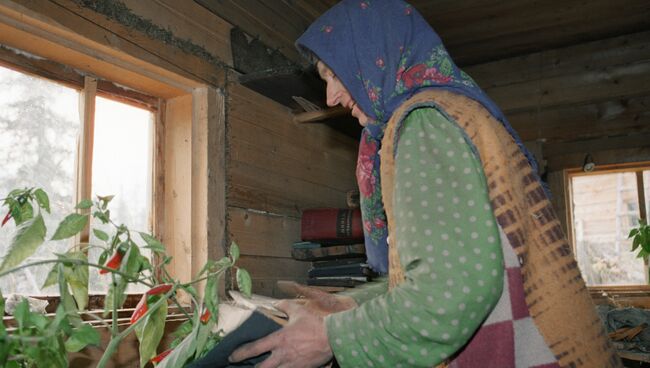 Лыкова убирается в доме, архивное фото