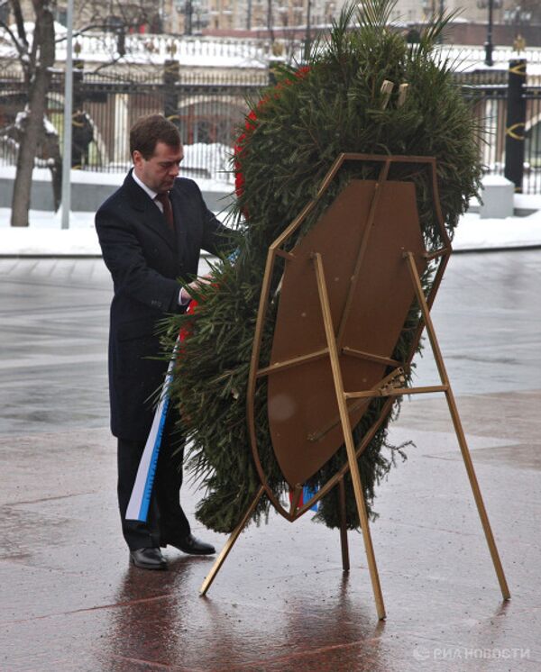Президент РФ Д.Медведев принял участие в церемонии возвращения Вечного огня в Александровский сад