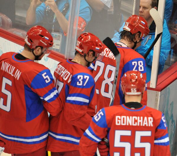 Российские хоккеисты после проигранного четвертьфинального матча между сборными России и Канады на ХXI зимних Олимпийских играх
