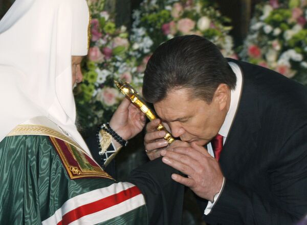 Патриарх Московский и всея Руси Кирилл и Президент Украины Виктор Янукович перед церемонией инаугурации. Архив
