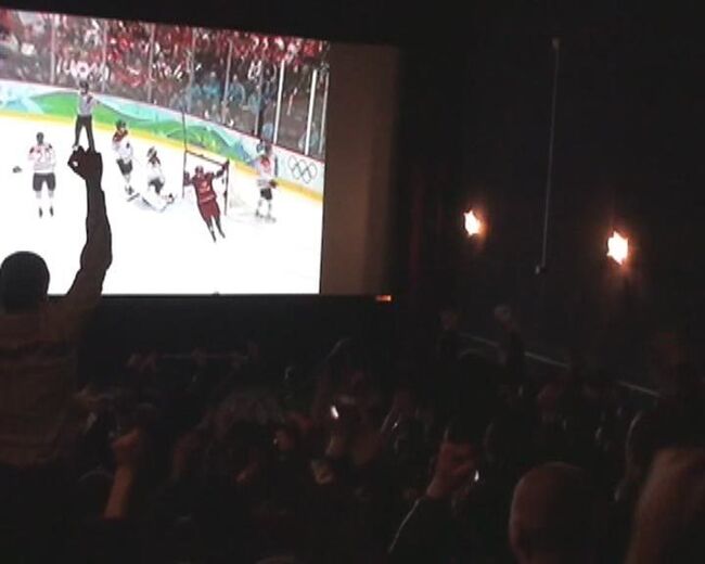 Во Владивостоке поражение российских хоккеистов смотрели в кинотеатре