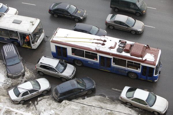 Более 35 троллейбусов встали в пробке на Садовом кольце из-за неправильно припаркованных частных автомашин. Архив