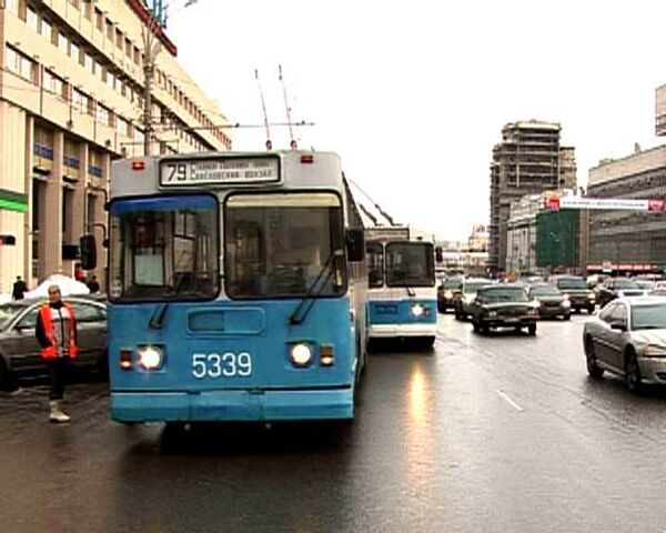 Троллейбусы застряли на Садовом кольце из-за припаркованных машин