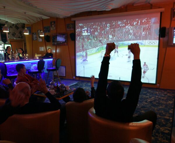 Трансляция хоккейного матча Россия-Канада в спортбаре во Владивостоке