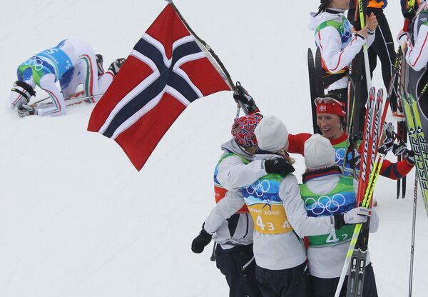 Команда Норвегии после финиша в женской эстафете 4х5 км на XXI зимних Олимпийских играх