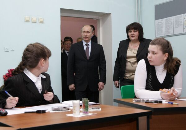 Премьер-министр РФ Владимир Путин посетил одну из тюменских школ