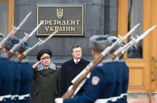Начальник Генерального штаба Вооруженных сил Иван Свида и президент Украины Виктор Янукович