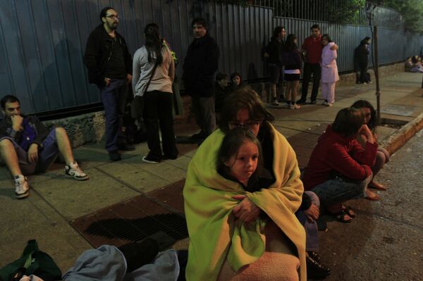 Жители Сантьяго, пострадавшего от землетряснения