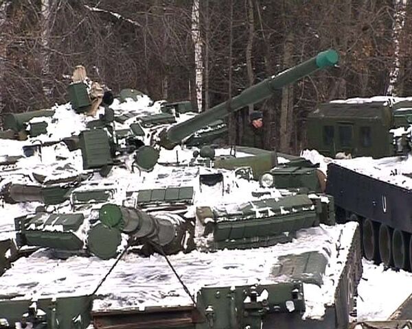 Военные срочно вывозят десятки забытых танков из леса