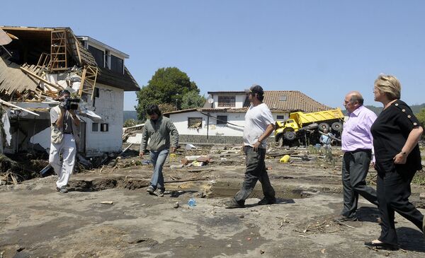 Президент Чили Мишель Бачелет в пострадавшем от землетрясения районе