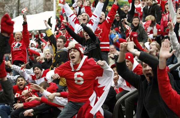 Канадские болельщики на улицах Ванкувера
