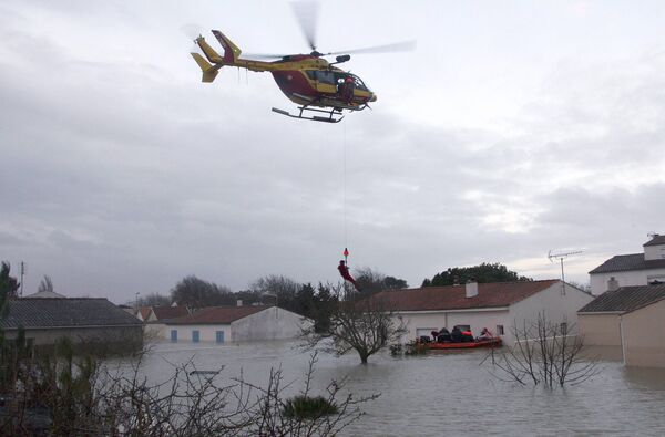 Спасательные работы во Франции в районах, пострадавших от урагана Ксинтия
