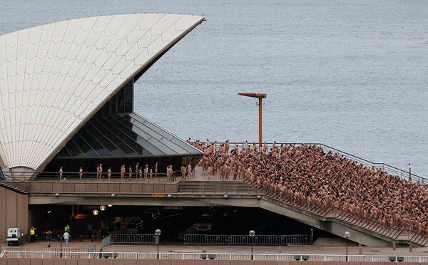 Спенсер Туник запечатлел на фоне Сиднейской Оперы 5000 голых людей