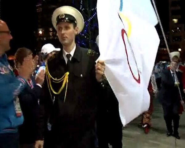 Олимпийский флаг прибыл в Сочи 2014 Русский дом под аплодисменты