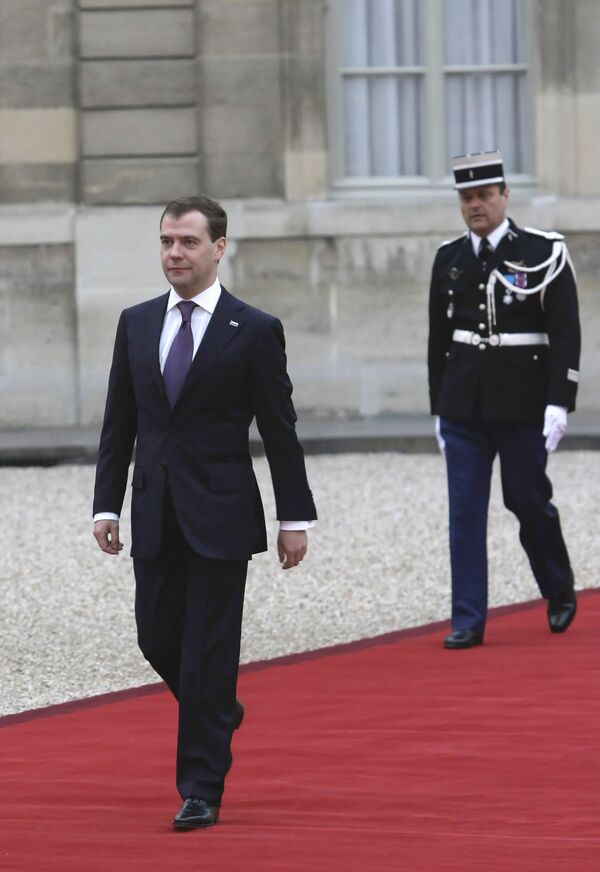 Президент России Д.Медведев на церемонии официальной встречи в Париже