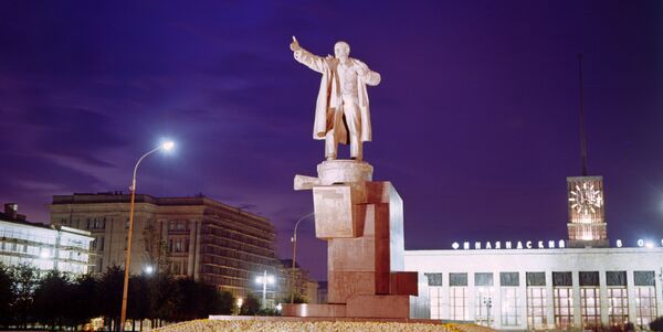 Памятник В.И. Ленину и Финляндский вокзал в Петербурге. Архив