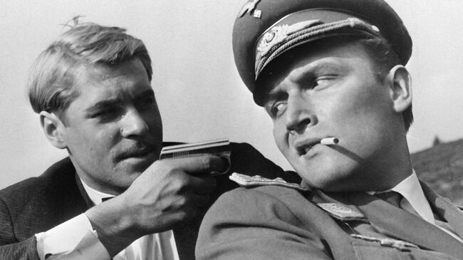 Георгий Мартынюк (слева) в фильме Щит и меч