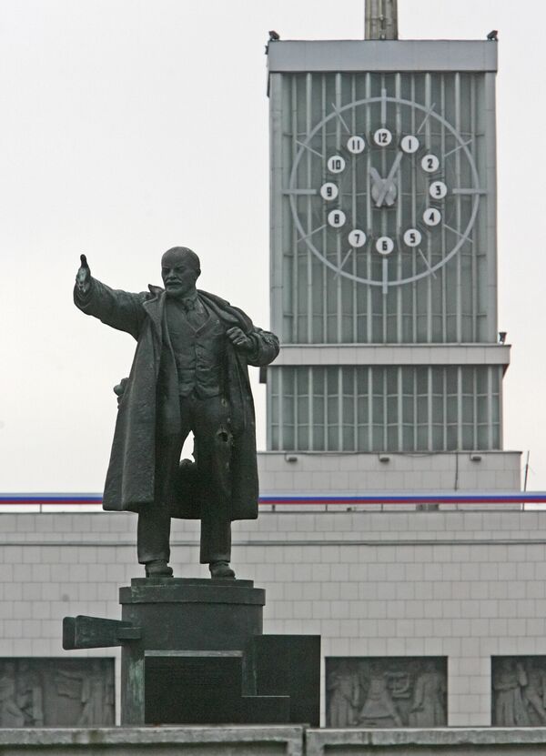 Памятник Ленину на площади Финляндского вокзала. Архив