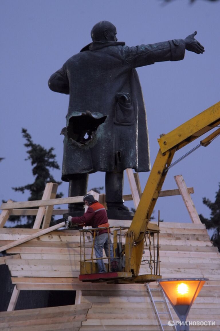 Памятник Ленину, взорванный в Санкт-Петербурге, закрывают на реставрацию