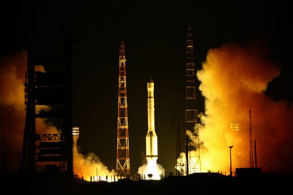 Пуск ракеты космического назначения Протон-М с разгонным блоком ДМ и кластером из трех космических аппаратов Глонасс-М на космодроме Байконур