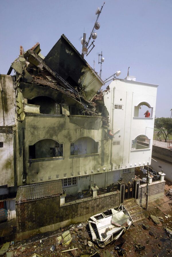 Самолет индийских ВМС упал на жилой квартал во время авиашоу