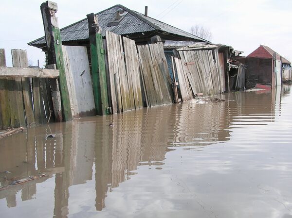 Подтопление домов в результате подъема уровня воды на реке. Архив
