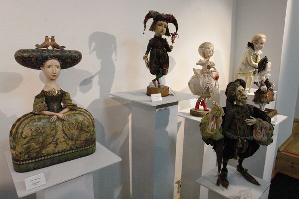 Фотографии к выставке авторской художественной куклы Прогулки во времени в московском клубе-студии «Кукольная коллекция» в КЦ Дом . 