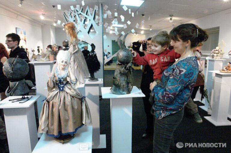 Фотографии к выставке авторской художественной куклы Прогулки во времени в московском клубе-студии «Кукольная коллекция» в КЦ Дом . 