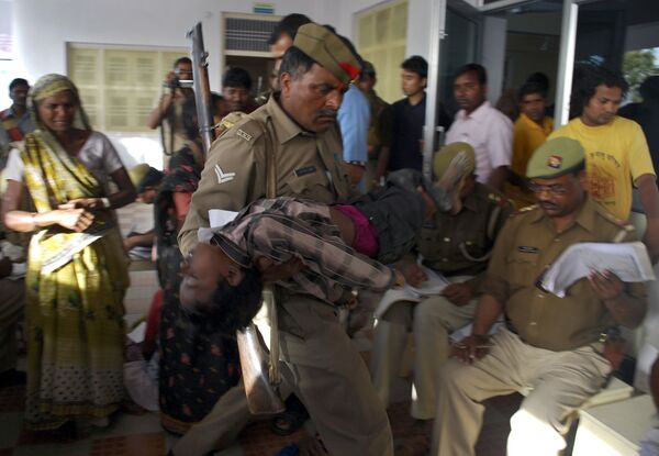 Тридцать семь детей погибли во время давки в храме на севере Индии