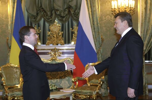 Президент России Дмитрий Медведев и президент Украины Виктор Янукович