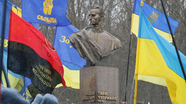 Памятник Роману Шухевичу. Архив