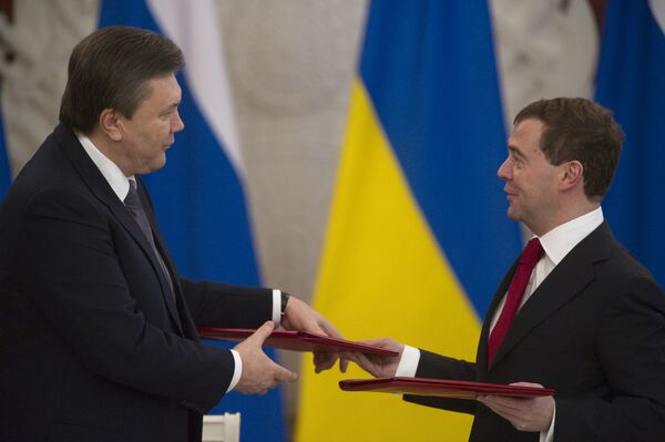 Президент России Дмитрий Медведев и президент Украины Виктор Янукович. Архив