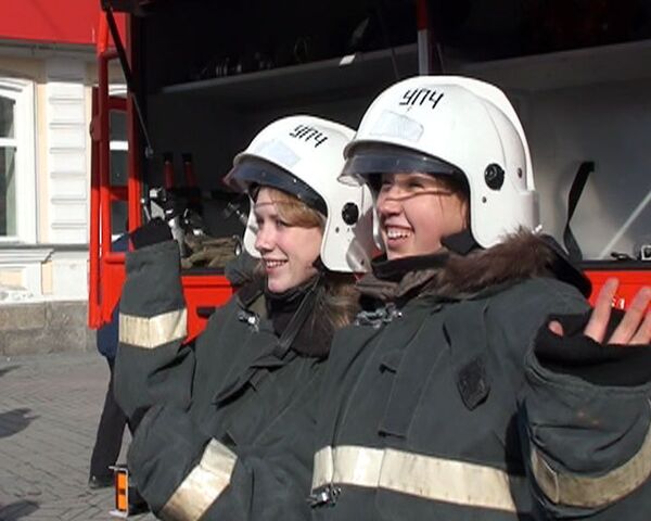 Поздравление от пожарных: женщины почувствовали себя в их шкуре