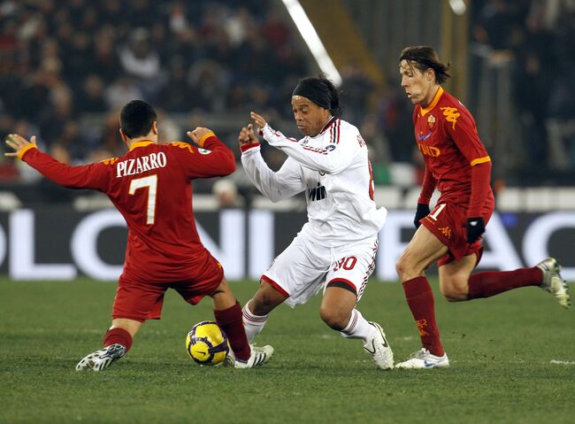 Игровой момент матча между Миланом и Ромой