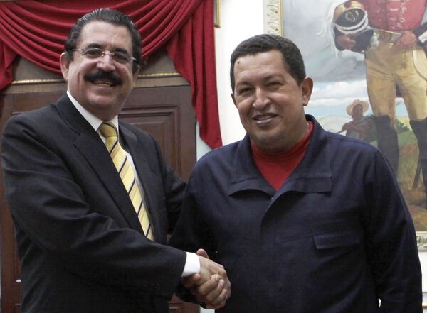 Свергнутый президент Гондураса Мануэль Селайя и президент Венесуэлы Уго Чавес