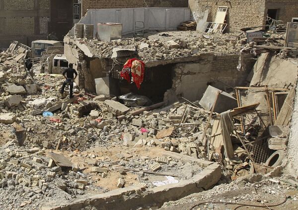 Рухнувшее здание на месте взрыва бомбы в Багдаде