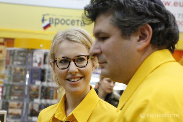 Телеведущая Ксения Собчак стала на один день продавцом телефонов Евросети