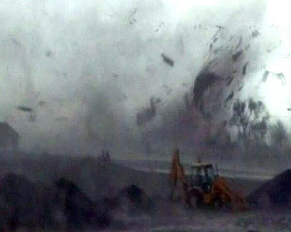 Охотникам за торнадо удалось снять на видео гигантский смерч