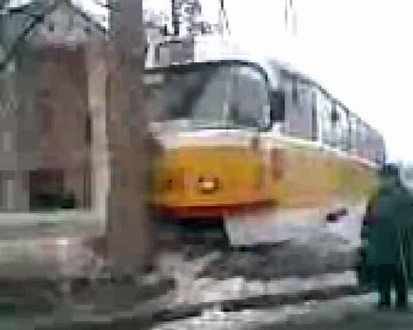 Трамвай с пассажирами врезался в столб в Москве