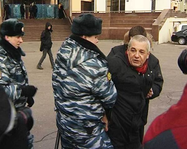 Задержаны два участника одиночного пикета перед зданием ЛУКойла