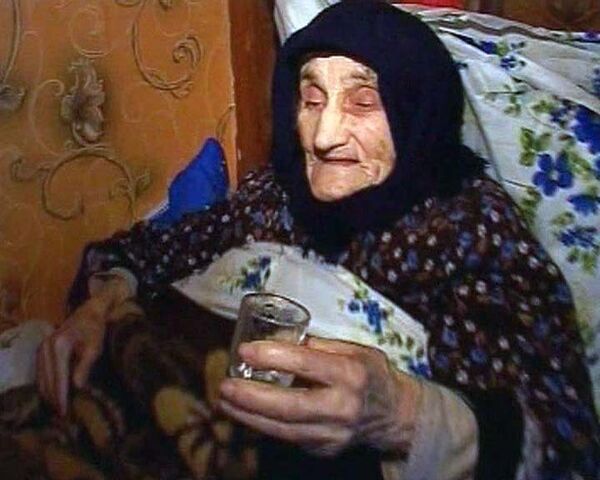 Бабушка на 130 году жизни отметила 8 марта рюмкой водки и игрой  в нарды