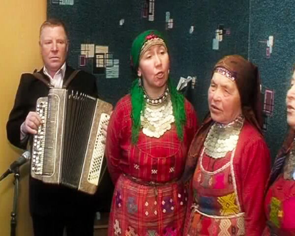 Бурановские бабушки исполняют песню The Beatles Let it be