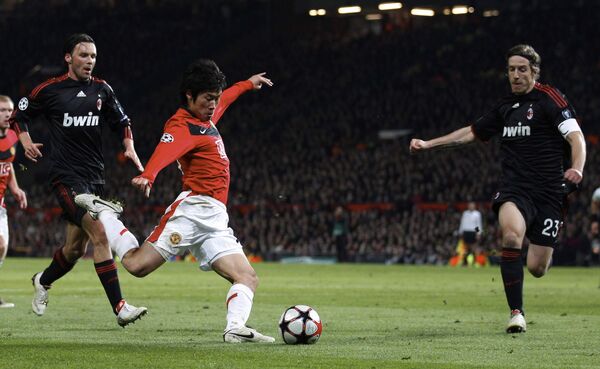 Игровой момент ответного матча 1/8 ЛЧ между Манчестер Юнайтед и Миланом