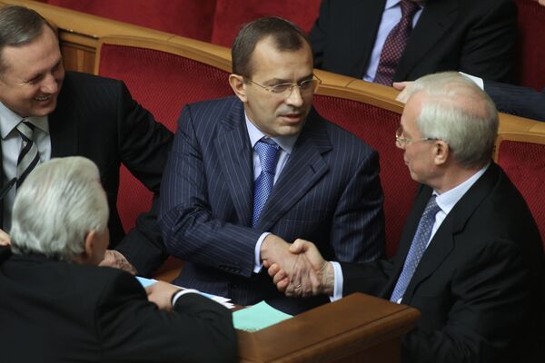 Вице-премьер Украины Андрей Клюев (в центре) и премьер-министр Николай Азаров (справа). Архив