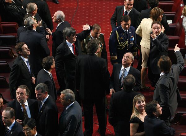 Члены Конгресса и гости на церемонии инаугурации президента Чили во время землетрясения