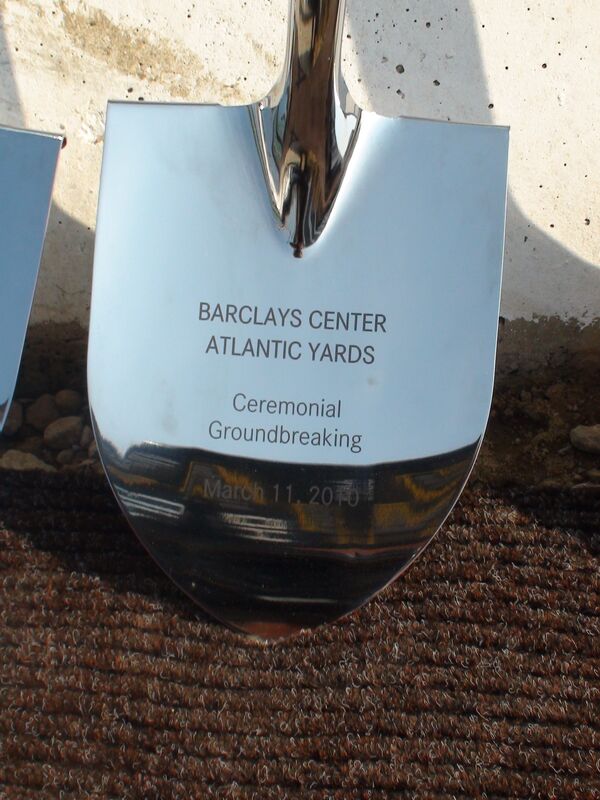 Церемония закладки стадиона Барклайс-центр. К событию даже были отлиты вот такие памятные лопаты с гравировкой.