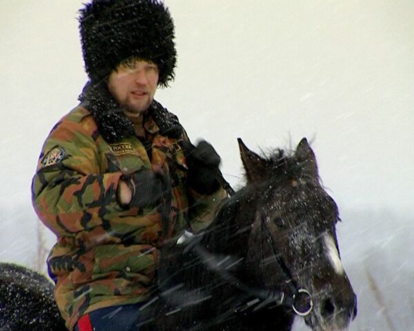 Московские казаки приучают лошадей к верховой езде по снегу